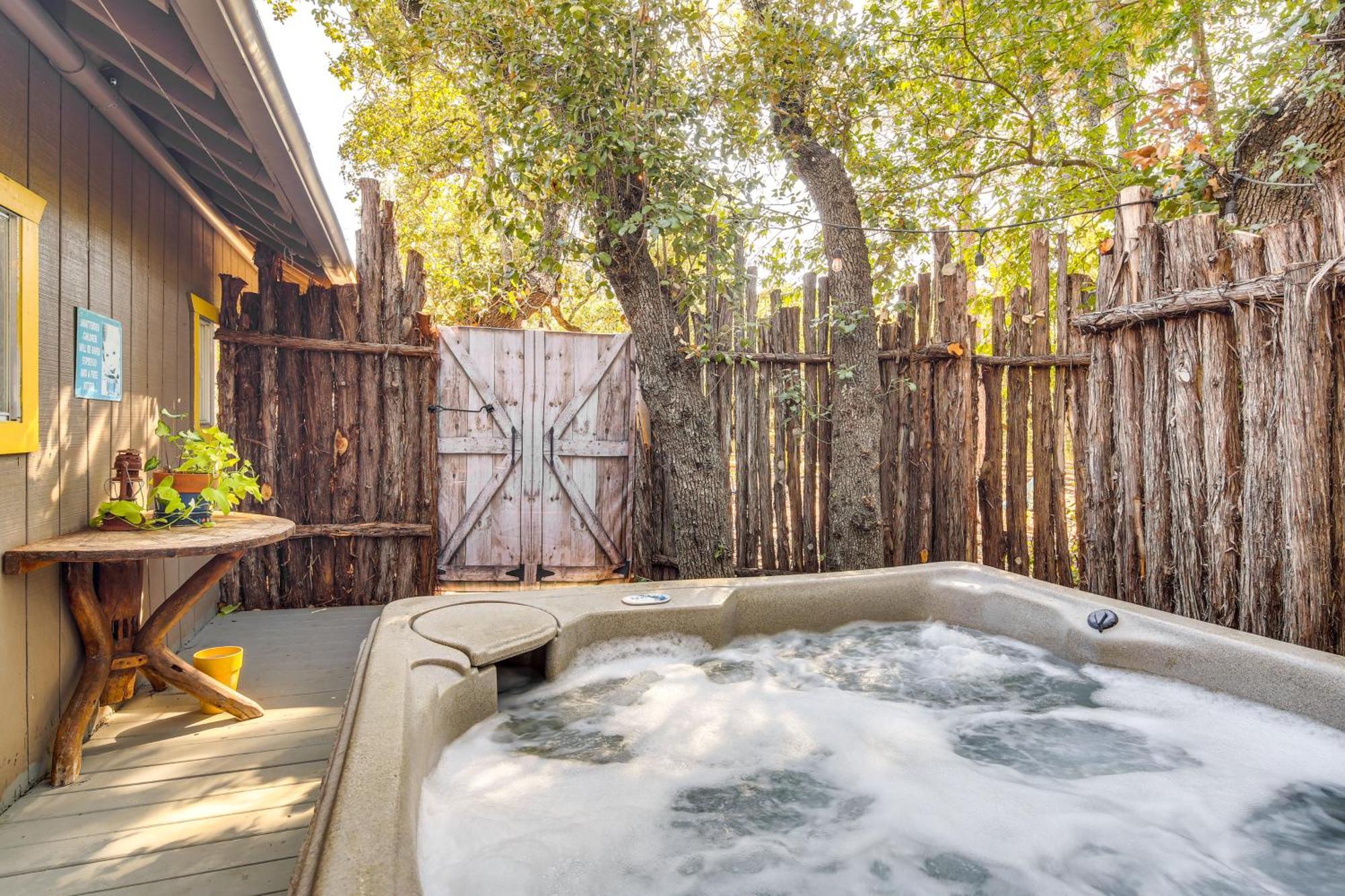 Pet-Friendly Wimberley Cabin With Fire Pit And Hot Tub Exteriér fotografie