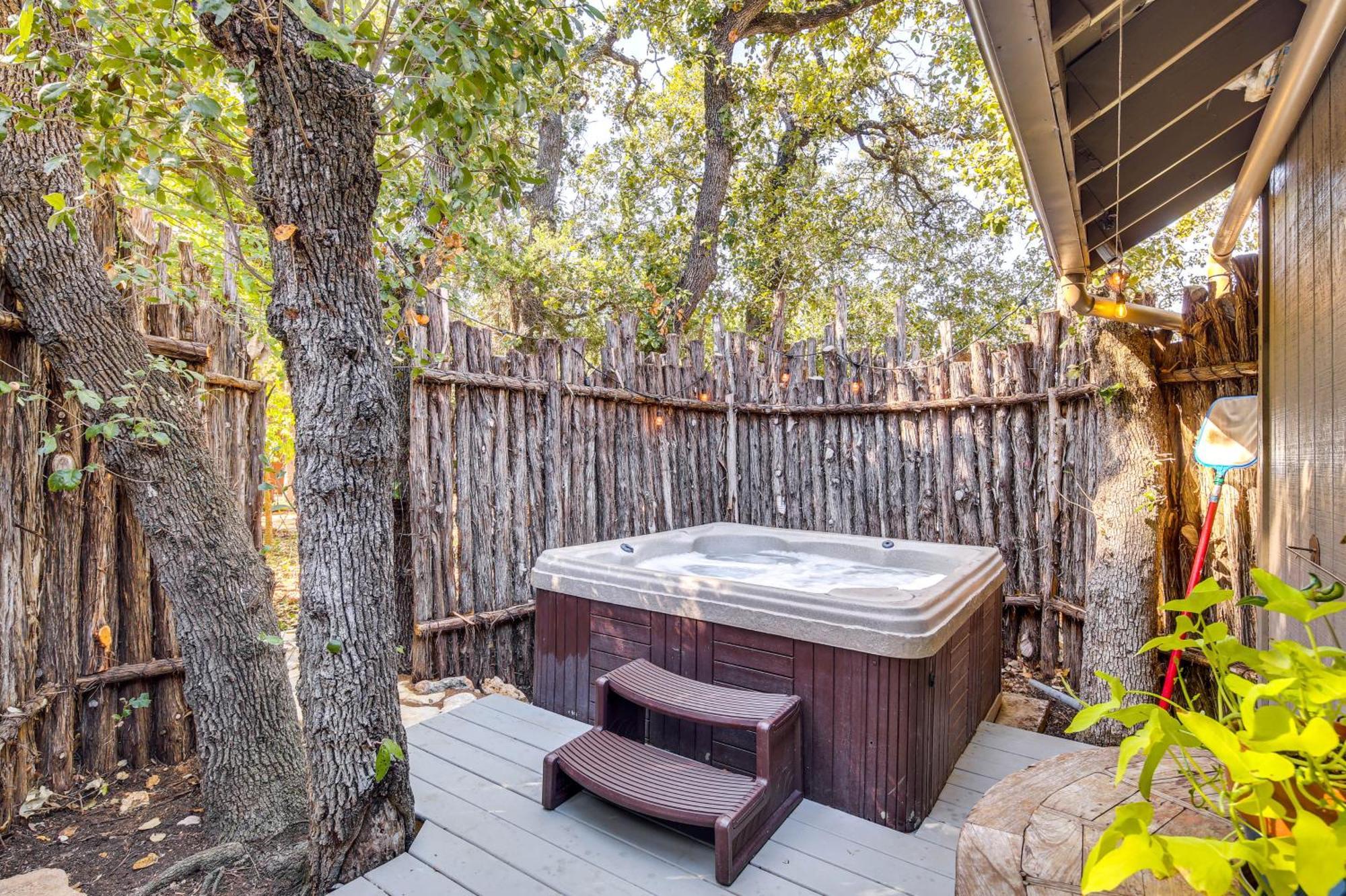 Pet-Friendly Wimberley Cabin With Fire Pit And Hot Tub Exteriér fotografie